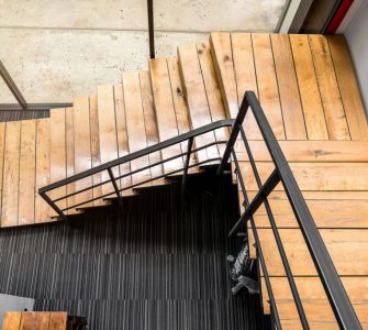 Vue de dessus d'un escalier en bois et en métal dans une maison