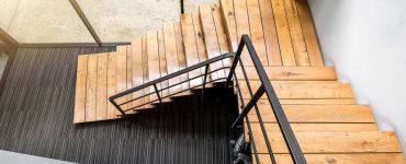 Vue de dessus d'un escalier en bois et en métal dans une maison