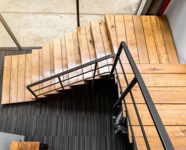 Vue de dessus d'un escalier en bois et en métal dans une maison