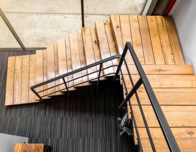 Vue de dessus d'un escalier en bois et en métal dans une maison