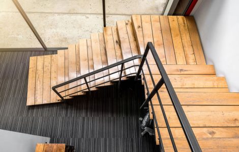 Vue de dessus d'un escalier en bois et en métal dans une maison