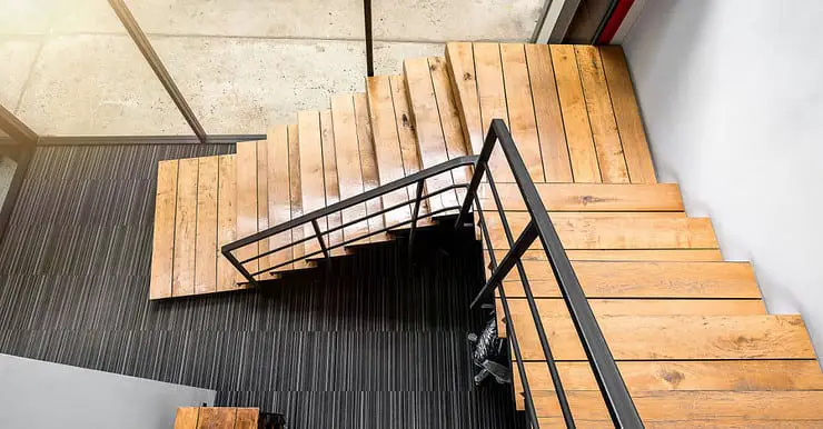 Vue de dessus d'un escalier en bois et en métal dans une maison