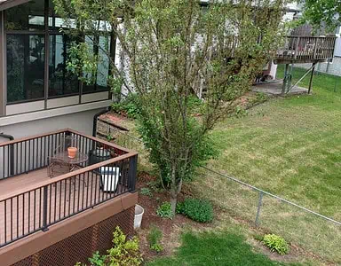 Vue sur la véranda d’une maison avec un escalier