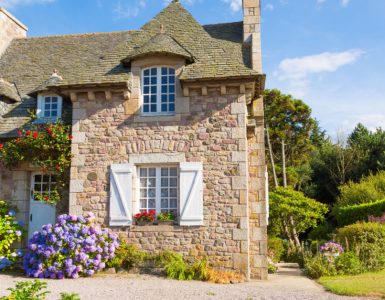 Vue sur une maison en pierre entourée de verdure