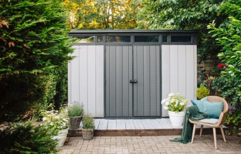 Abri de jardin blanc et gris