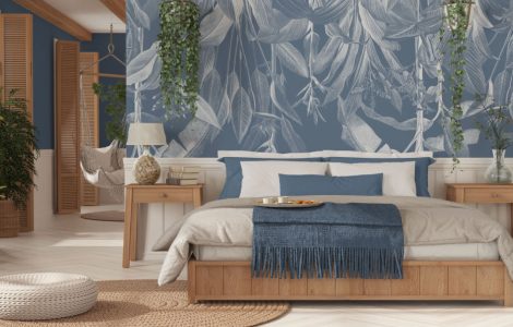 Une chambre luxueuse avec les murs recouverts de papier peint à motifs floraux