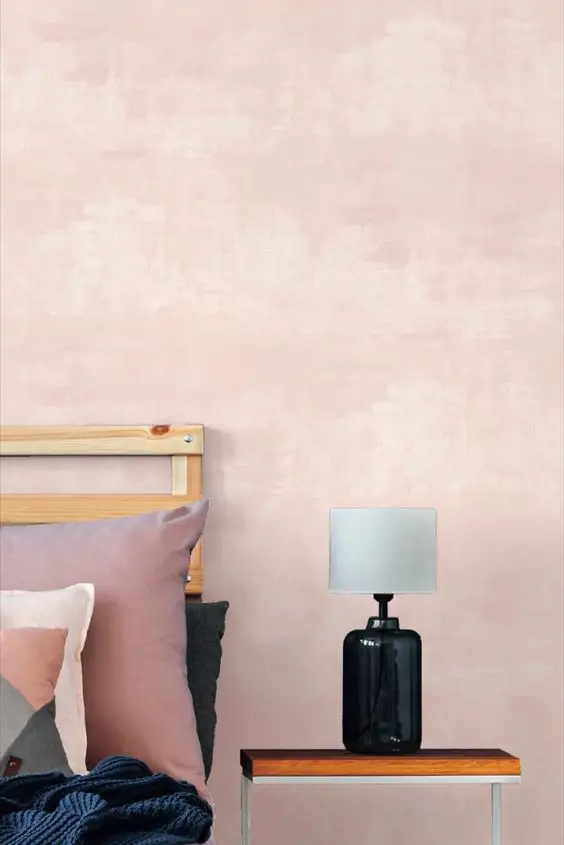 Ce papier peint rose offre un bel effet patiné, qui apporte du relief au mur