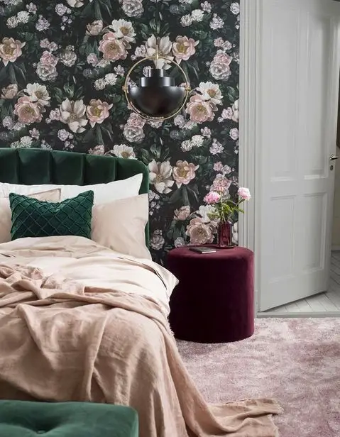 Ce papier peint au motif très chargé est idéal pour une petite chambre style boudoir