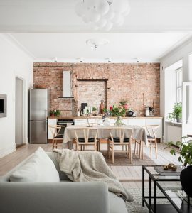 belle cuisine lumineuse avec mur en briques