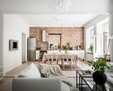 belle cuisine lumineuse avec mur en briques
