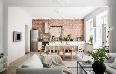 belle cuisine lumineuse avec mur en briques