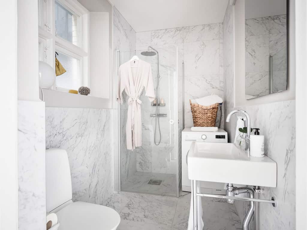 salle de bain en marbre blanc