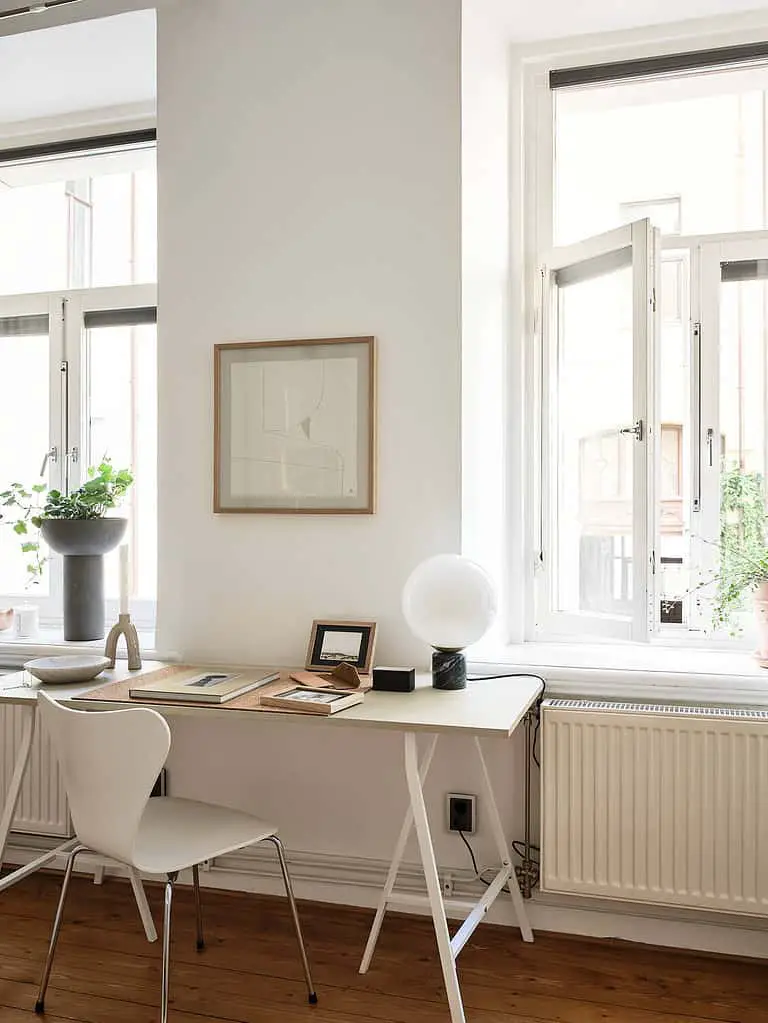 petit bureau sous la fenêtre