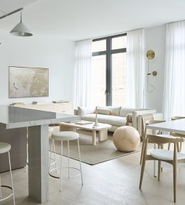 un grand salon aux tons clairs
