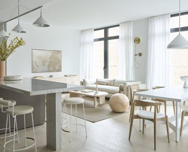 un grand salon aux tons clairs