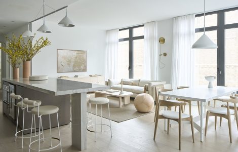 un grand salon aux tons clairs