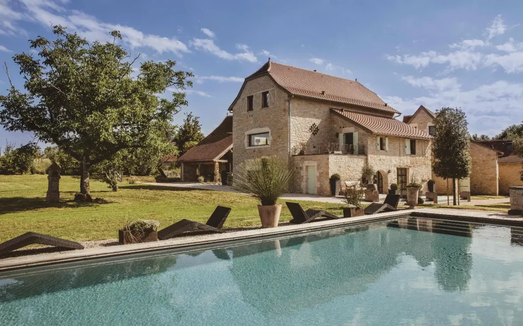 La façade en pierres face à la piscine