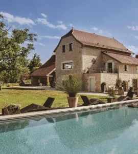 La façade en pierres face à la piscine
