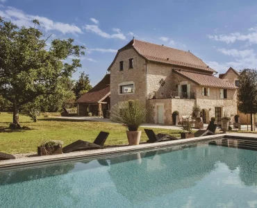 La façade en pierres face à la piscine