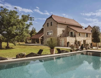 La façade en pierres face à la piscine