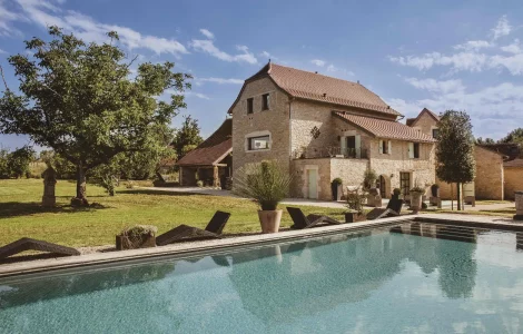 La façade en pierres face à la piscine