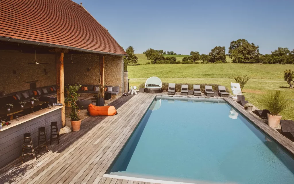 piscine dans le prolongement de la terrasse en bois