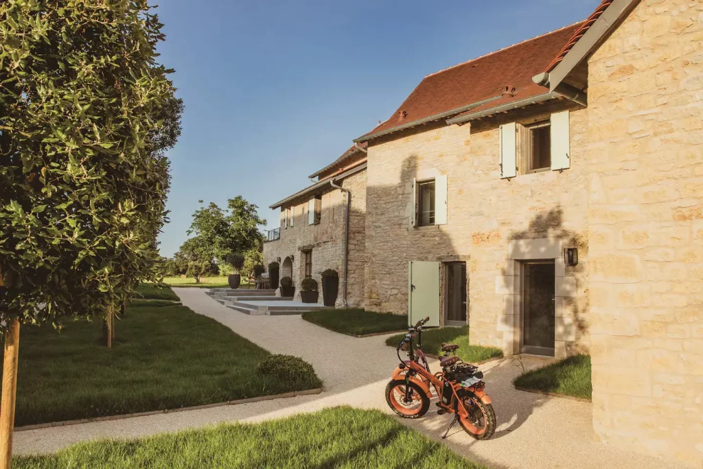 le hameau qui s'étend a perte de vue dans le jardin