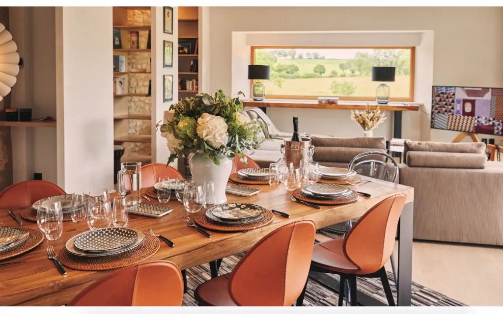 salle à manger et table en bois