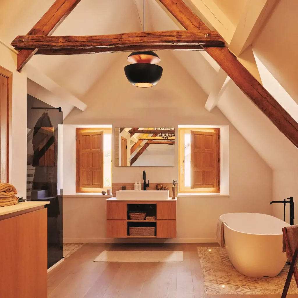 salle de bain design et poutres en bois au plafond