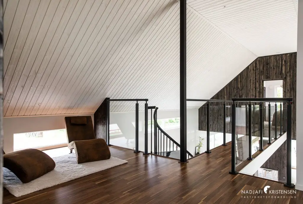 grande mezzanine aménagée sous le plafond en bois