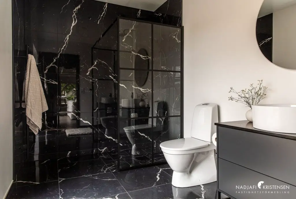 incroyable salle de bain en marbre et douche à l'italienne