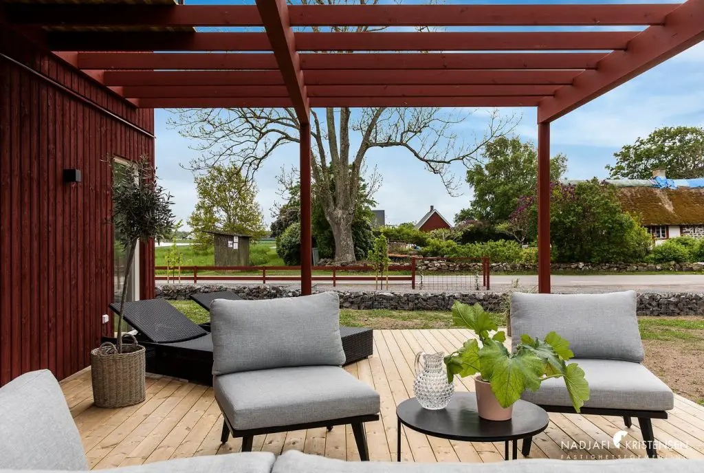 pergola en bois rouge et son petit salon