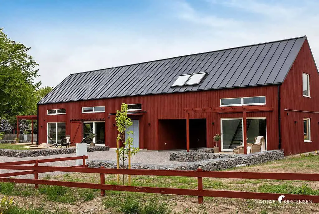 vue sur la maison en bois rouge