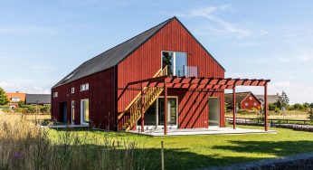 Une belle maison en bois rouge et sa décoration contemporaine