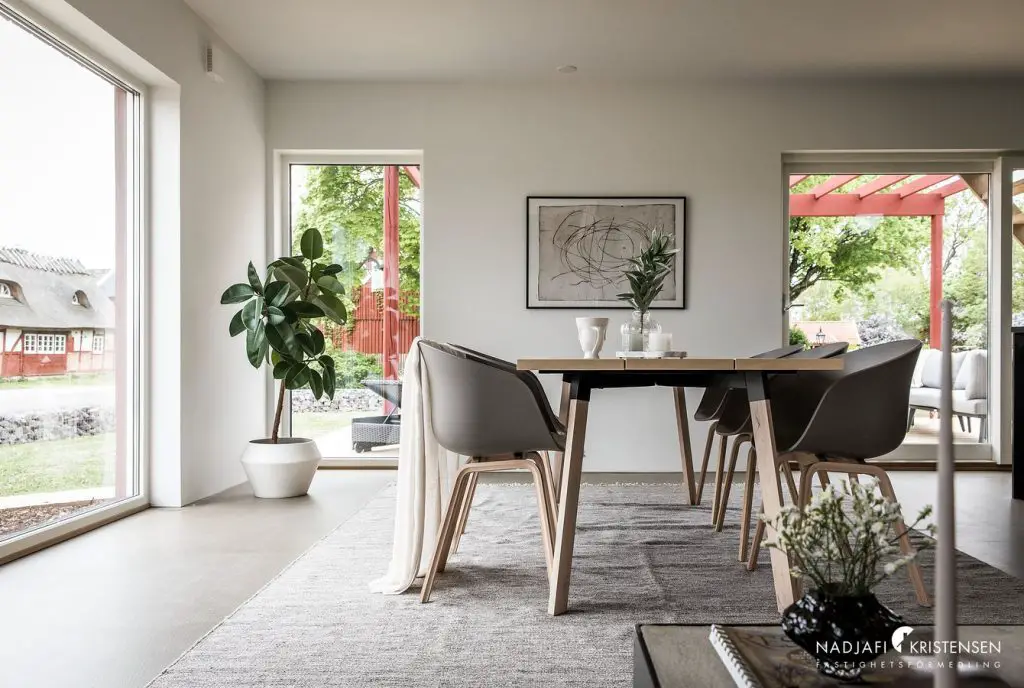 table à manger en bois et chaises scandinaves