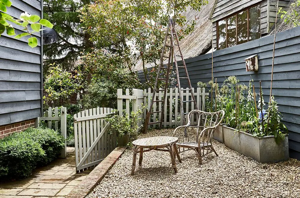 petit salon près du portail en bois