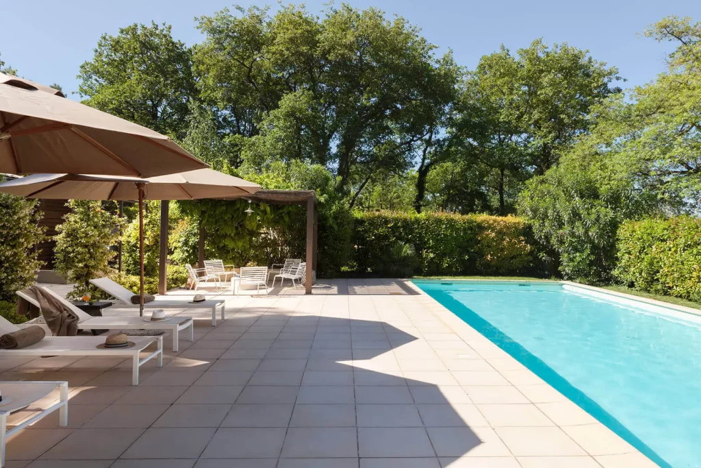 Une grande piscine couloir dans le jardin