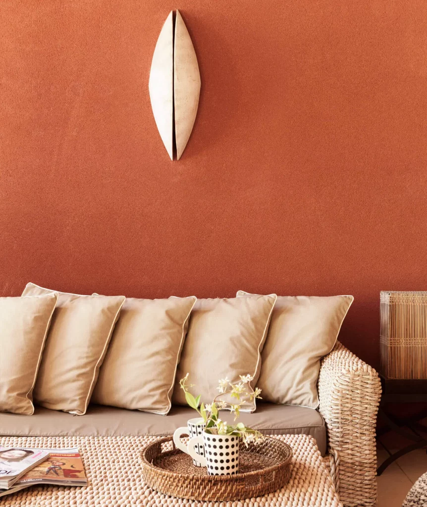 un grand mur terracotta et sa décoration design