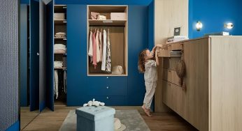 Découvrez ce magnifique dressing fonctionnel aux nuances de bleu