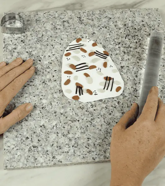 La déco du futur bouton de porte en argile avant d’être aplati