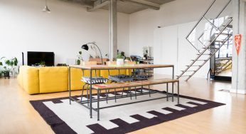 Un canapé jaune qui dynamise ce loft industriel