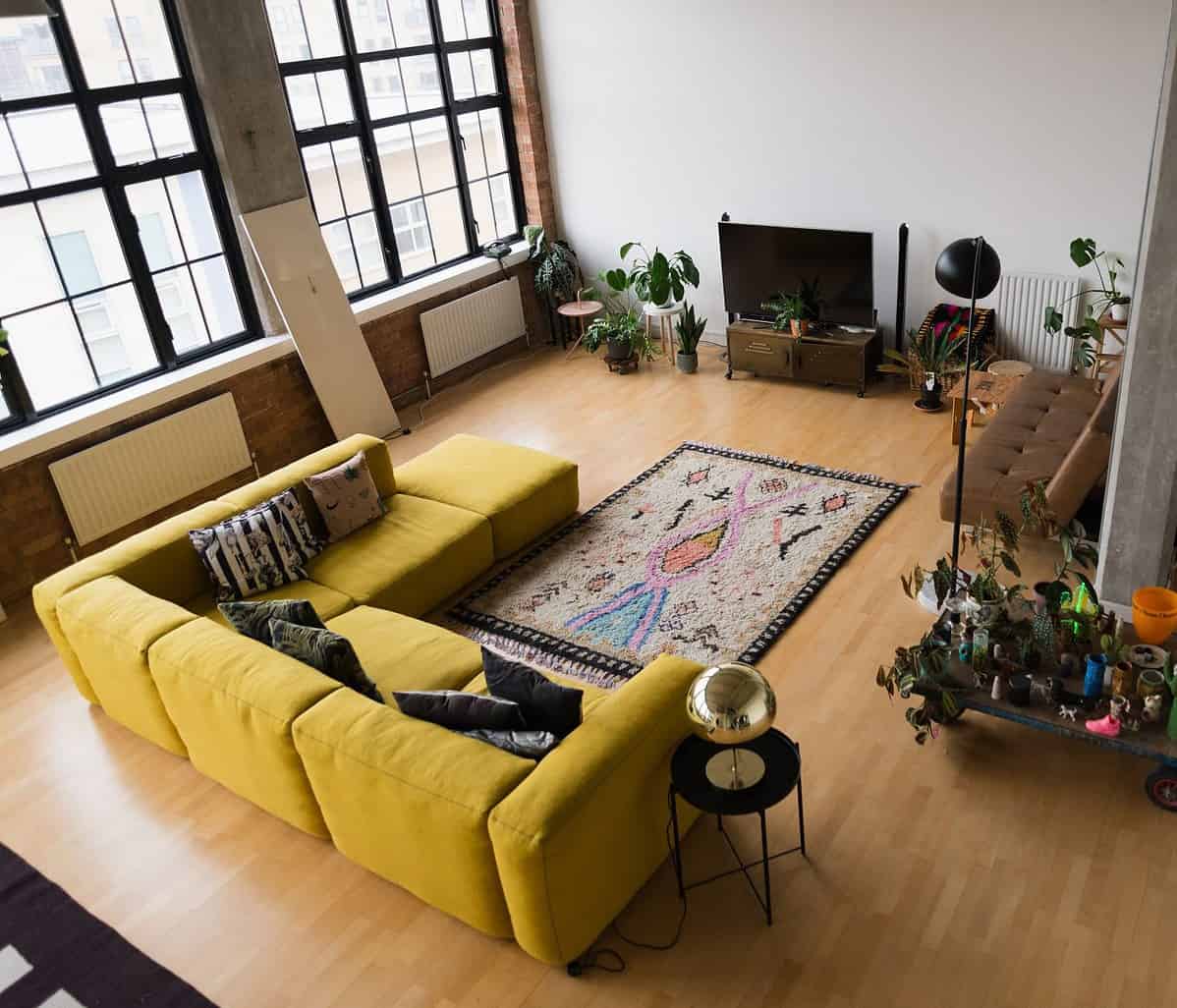 Un canapé jaune qui dynamise ce loft industriel