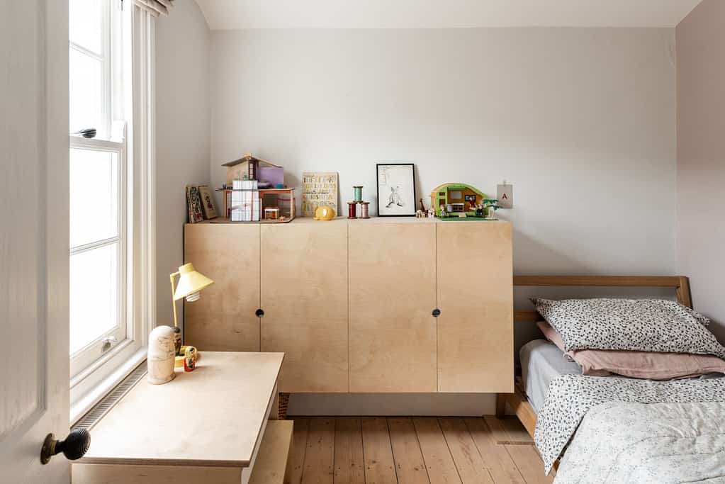 chambre d'enfant et son mobilier en bois clair