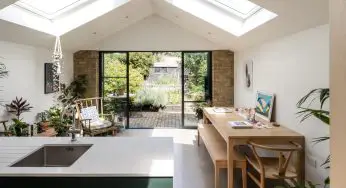 Découvrez cette adorable maison anglaise rénovée et sa façade en briques