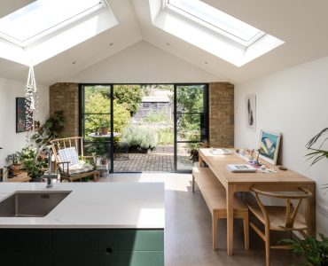 intérieur de la maison et lucarnes au plafond