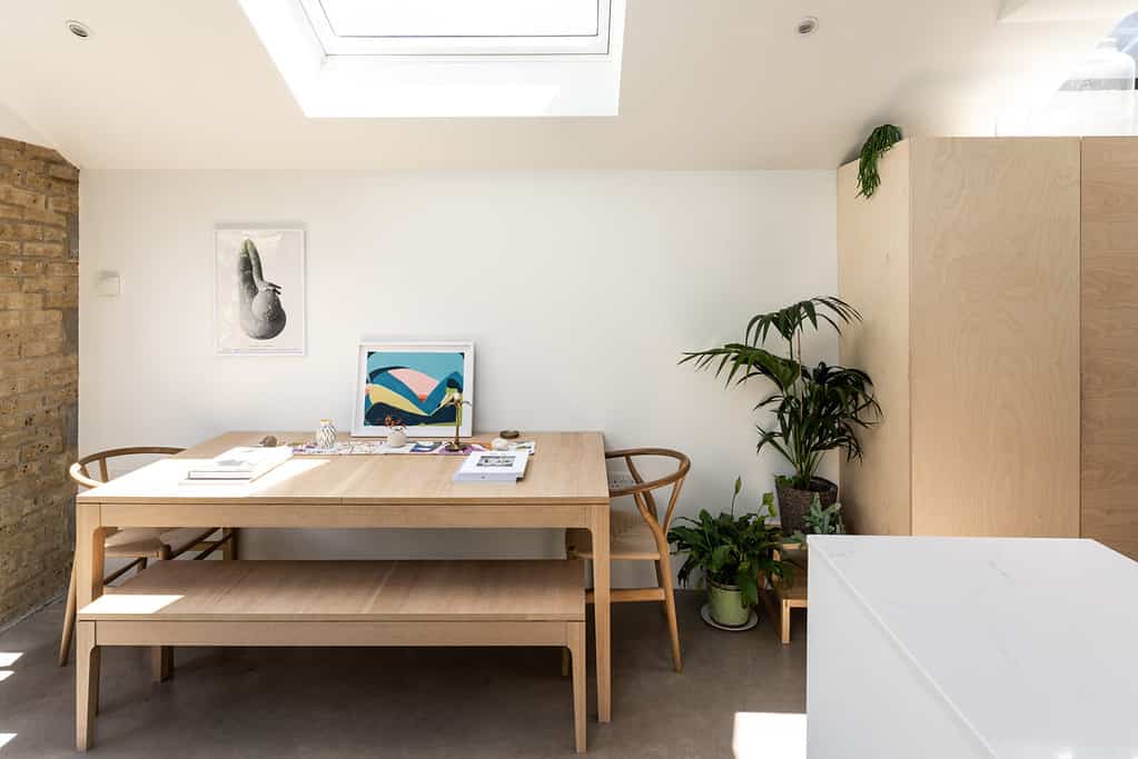 table entourée de ses chaises sous la lumière