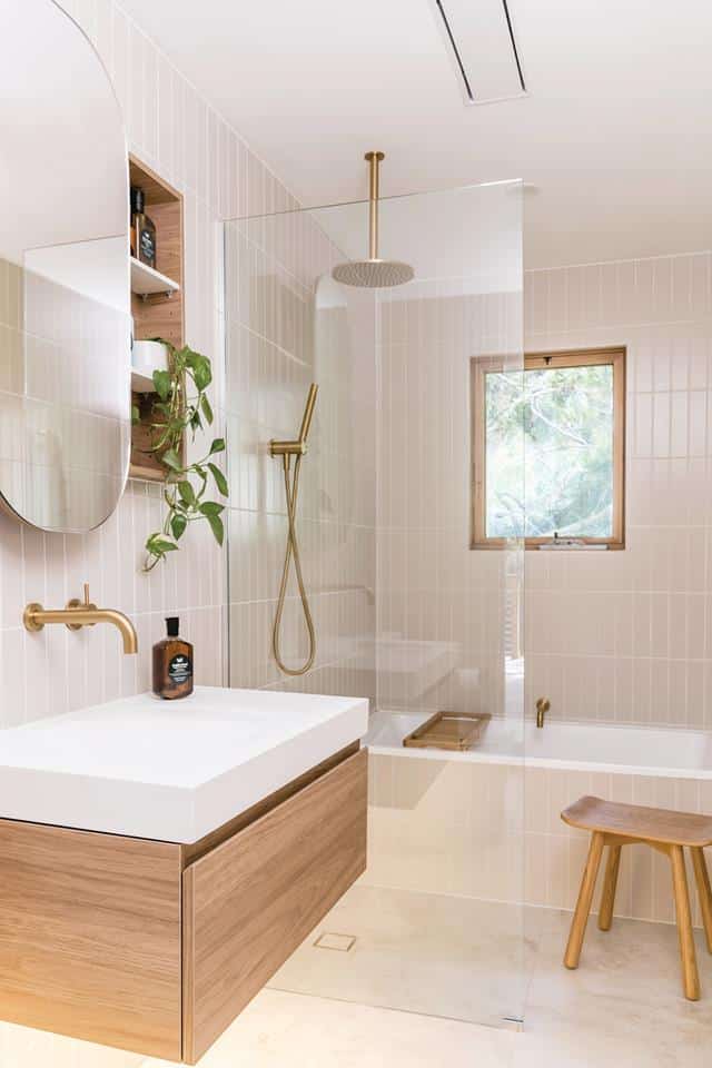 salle de bain claire et moderne en bois