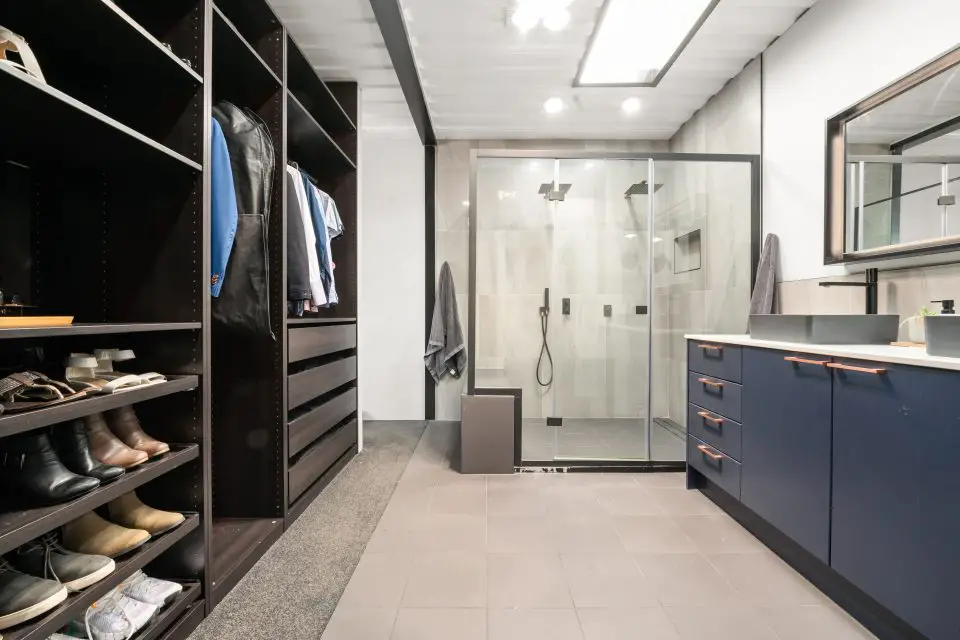 dressing aménagé dans la salle d'eau