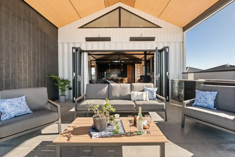 extérieur de la maison et son balcon
