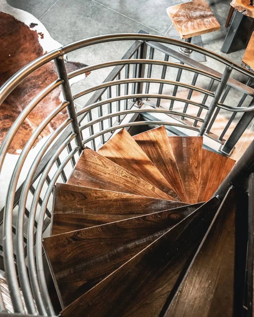 escalier en colimaçons en bois